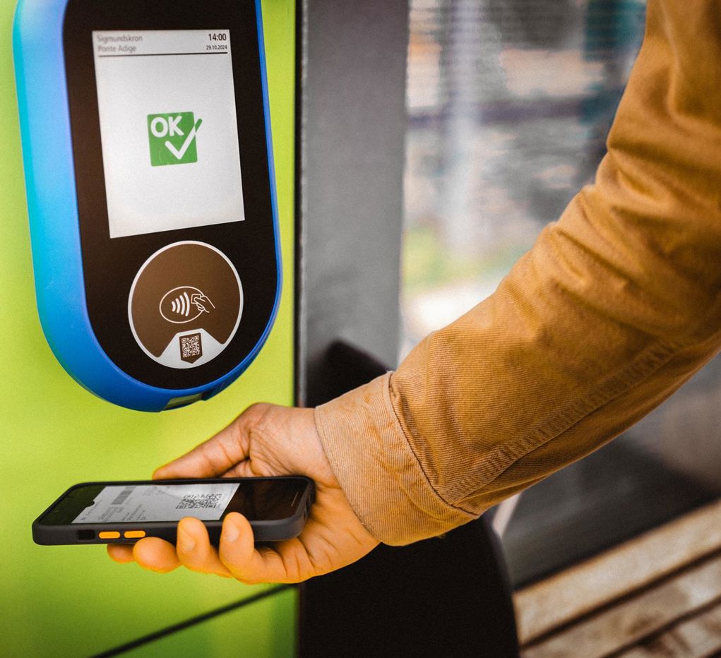 Un uomo legge il suo biglietto